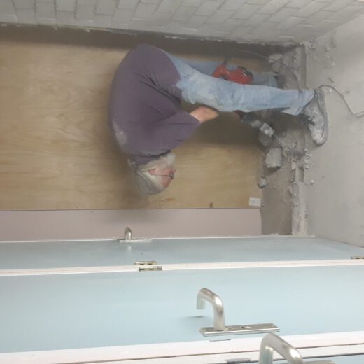 De doorbraak naar de fustruimte . Links die nieuwe kasten die tot voot kort in de gang geplaatst waren.