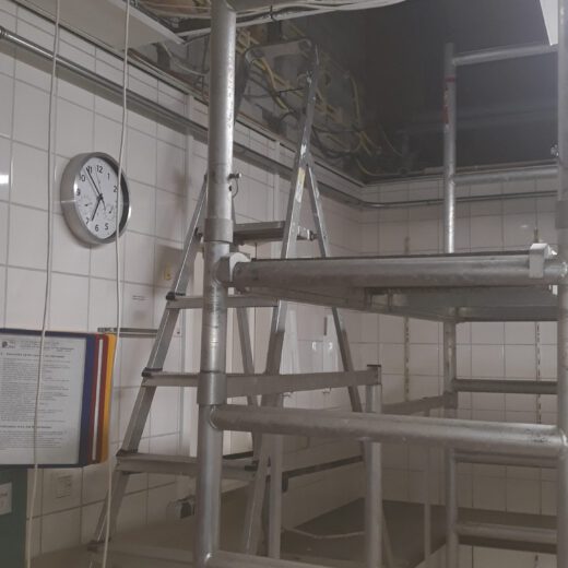 Boven de keuken hangt een nieuwe afzuiginstallatie 20231005 185256 1 scaled e1788331883189
