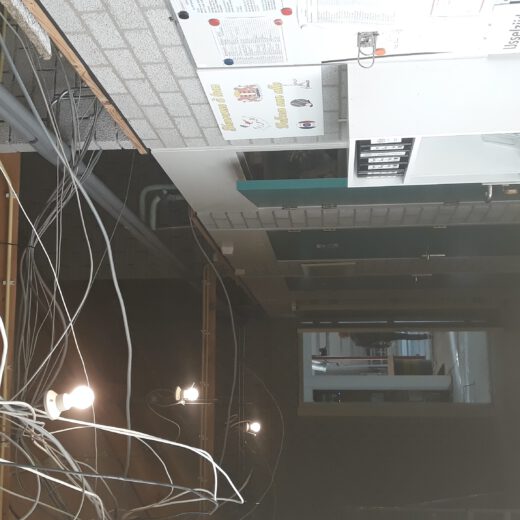 Dit zit boven het plafond in de gang.