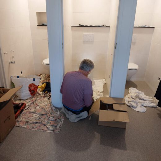 Adrie bevestigt de toiletten